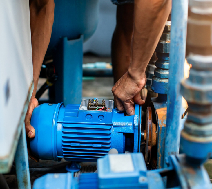 Selective,Focus,To,Hand,Of,Plumber,Repair,And,Remove,Motor